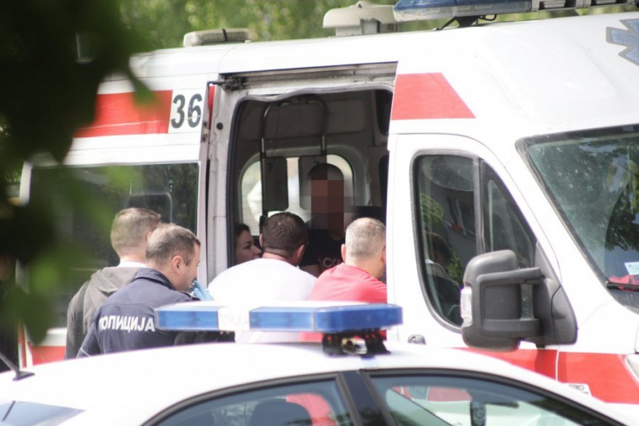 MUŠKARAC U BORČI IZBODEN NOŽEM! Tri osobe teško povređene u nesreću: Hitno prevezeni na reanimaciju