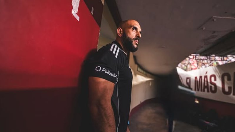 Mesi odličan frajer, a njegov telohranitelj je BRUTALAN! Ko je markantni 'anđeo čuvar' koji prati Argentinca kao senka