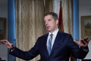NASTAVAK KAMPANJE ZASTRAŠIVANJA I VRŠENJA PRITISKA! Đurić osudio nasilje nad Lončarom: "Političke razlike se ne rešavaju preko prozora porodičnih stanova"
