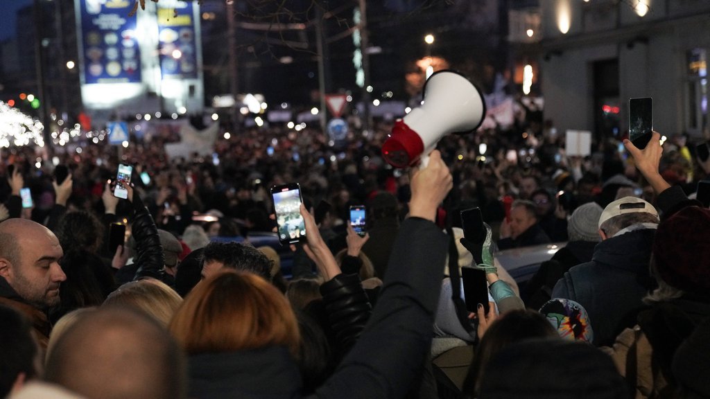 NASTAVLJA SE TEROR BLOKADERA: Napad na Suzanu Vasiljević, Gorana Vesića i Dejana Vuka Stankovića