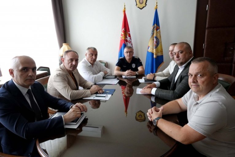 OGLASIO SE MUP: Direktor policije general policije Dragan Vasiljević razgovarao je danas sa predstavnicima Nezavisnog sindikata policije