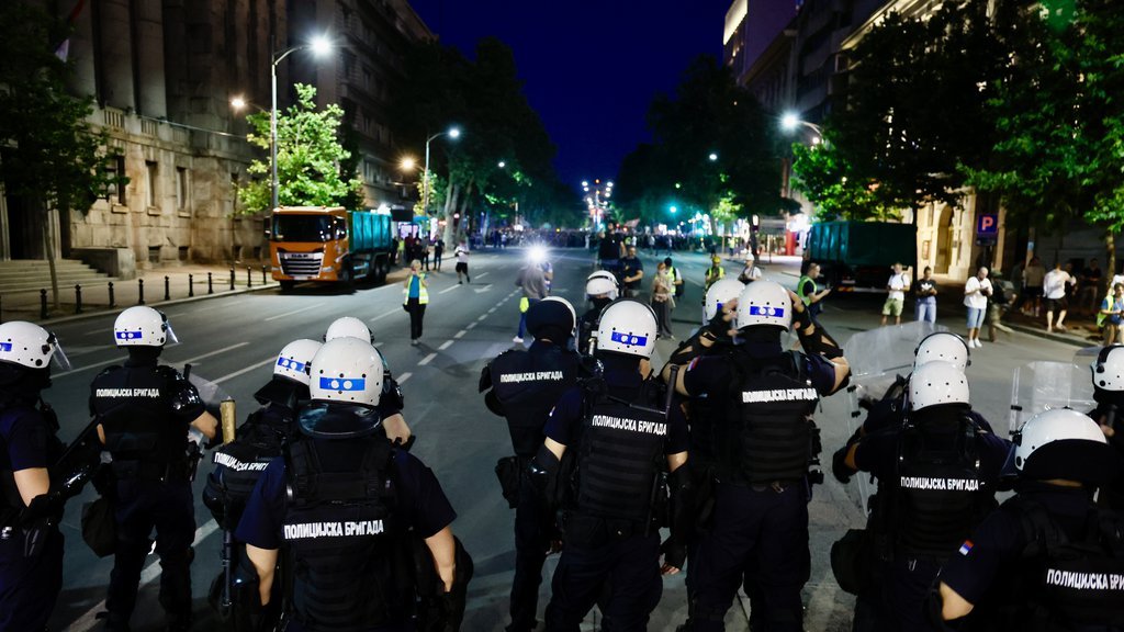 OVO JE PREDVODNICA NAPADA NA POLICIJU: Evo ko sa blokaderima učestvuje u neredima