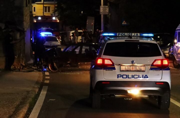 PAO SA PET KILOGRAMA EKSTAZIJA I KEŠOM! Automobil pun droge i skrivenih štekova!