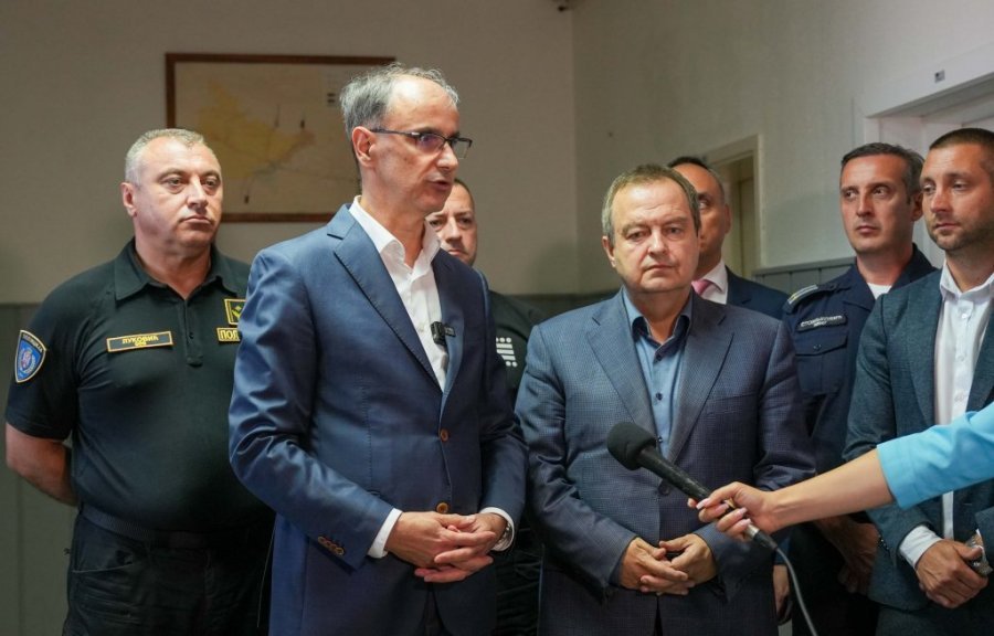 PITANJE OD ŽIVOTNE VAŽNOSTI! Macut i Dačić u Svrljigu uručili osam rezervoara za pijaću vodu zbog nestašice