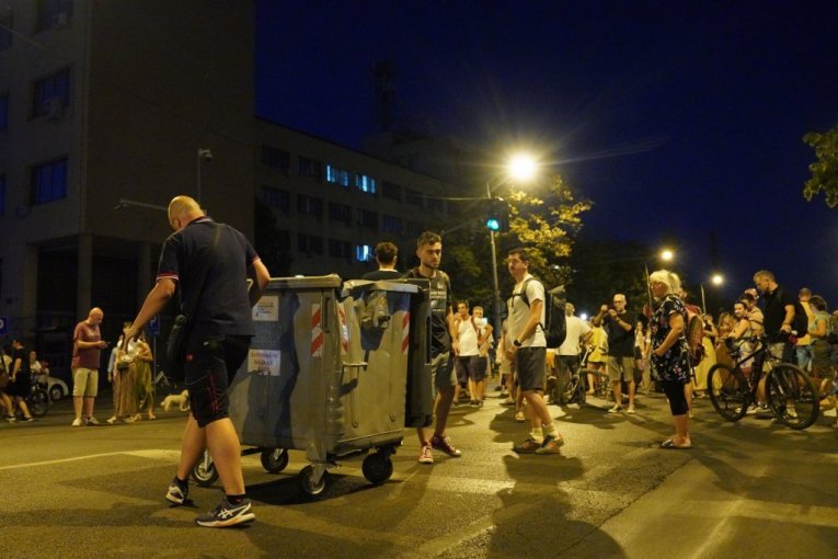 POLICIJA RASTERALA BLOKADERE SA IBARSKE MAGISTRALE! Uspostavljen saobraćaj!