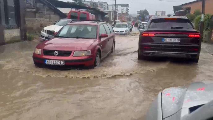 POTOP U NOVOM PAZARU USLED JAKOG NEVREMENA: Obilna kiša napravila haos, potoci teku saobraćajnicama i trotoarima (FOTO)