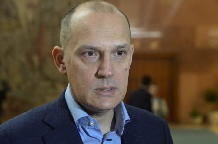 PRAVA JE STVAR ŽIVETI U SVOJOJ ZEMLJI! Lončar uručio ugovore o radu: Dobili ih zdravstveni radnici koji su se vratili iz inostranstva