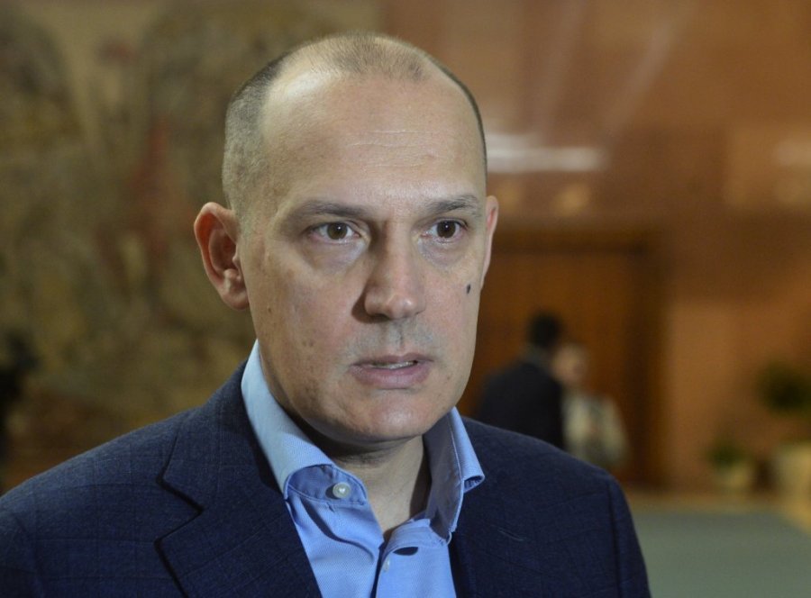 PRAVA JE STVAR ŽIVETI U SVOJOJ ZEMLJI! Lončar uručio ugovore o radu: Dobili ih zdravstveni radnici koji su se vratili iz inostranstva