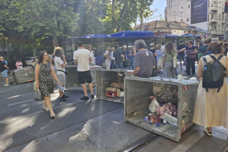 PREVRNUTI KONTEJNERI, ĐUBRE NA SVE STRANE! Blokaderi od Beogarada napravili ruglo (FOTO)