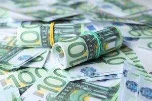 PROMENA NA KURSNOJ LISTI STUPILA U PONOĆ: NBS se oglasila sa najnovijim podacima o kursu dinara u odnosu na evro i dolar