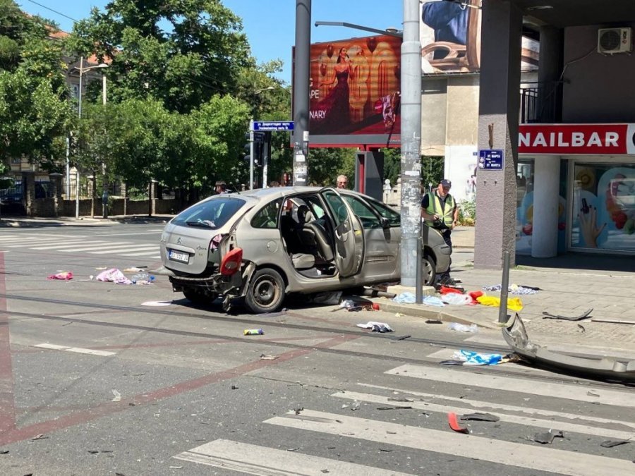 PROŠAO NA CRVENO, PA UDARIO DRUGE AUTOMOBILE I POKOSIO LJUDE NA PEŠAČKOM! Evo kako je došlo do nesreće nakon policijske potere u centru Beograda! (FOTO)