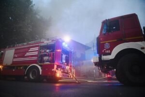 Požar zahvatio tržni centar u Novom Sadu: Građani beže da spasu život, krenula evakuacija! (FOTO)