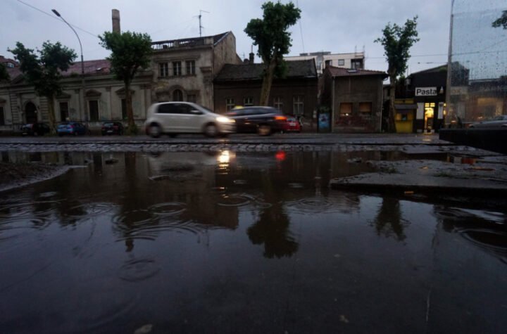 SMRKLO SE NAD BEOGRADOM! Nebo prekrili crni oblaci, OVI krajevi zemlje nek se spreme za kišu!