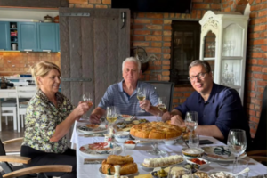"SREĆAN SAM ŠTO SAM MOGAO DA ČUJEM MNOGO MUDRIH SAVETA"! Vučić posetio Tomu i Dragicu Nikolić u Bajčetini! SLIKE DRUŽENJA SVE OBORILE S NOGU! (FOTO)