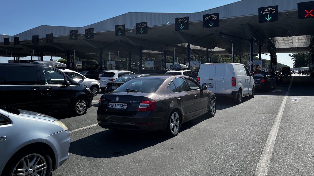 STANJE NA GRANICAMA U SEZONI LETNJIH ODMORA: Kamioni čekaju i po dva sata, a evo kolika su zadržavanja za putnička vozila