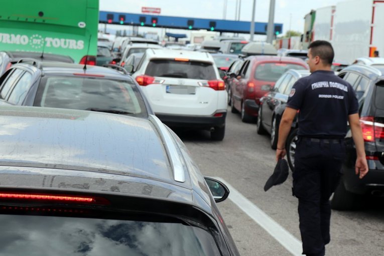 STANJE NA SRPSKIM GRANICAMA: Na Preševu najveća gužva, za teretnjake najgora situacija kod Šida
