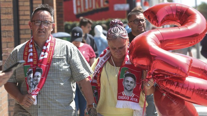 TELA FUDBALERA I NJEGOVOG BRATA PREUZIMA PORODICA! Žota će biti sahranjen na mestu gde je pre dve nedelje oženio majku svoje troje dece... (FOTO)