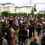 TERZIĆ POSLE NASILJA BLOKADERA U KRALJEVU: Jedna behaton ploča prošla je pored žene, inače člana stranke, na svu sreću omašivši je!
