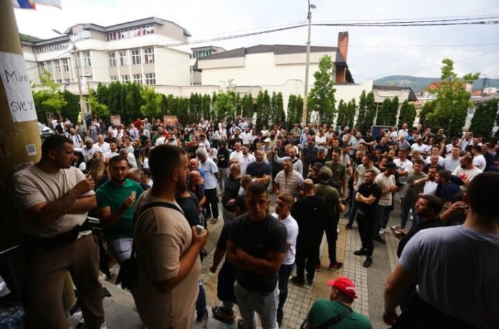 TERZIĆ POSLE NASILJA BLOKADERA U KRALJEVU: Jedna behaton ploča prošla je pored žene, inače člana stranke, na svu sreću omašivši je!