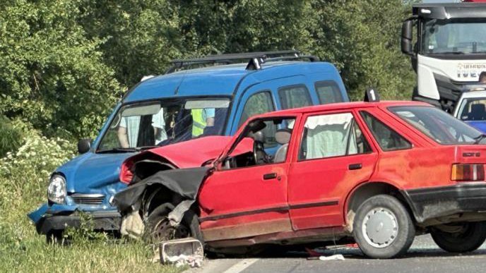 TEŠKA SAOBRAĆAJKA U BANJALUCI: Automobil potpuno SMRSKAN završio u provaliji, povređene dve osobe