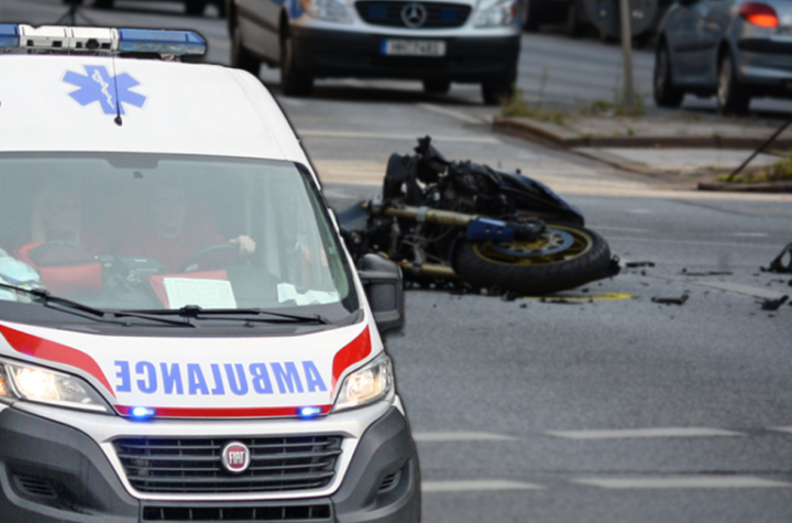 TEŽAK UDES NA NOVOM BEOGRADU! Vozač motora nepomično leži na putu!