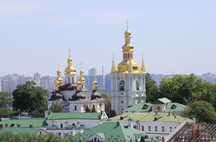 U Kijevu razbijeni lažni kol centri sa ruskim simbolima i Putinovim portretima