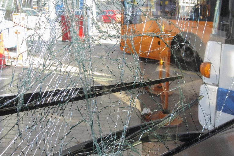 UHAPŠEN VOZAČ AUTOBUSA: Krenuo sumanuto u vožnju, pa napravio NEVEROVATNU GREŠKU i ovako teško povredio troje putnika