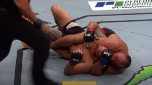 UZNEMIRUJUĆI PRIZOR! UFC meč prekinut zbog stravične povrede: Američki 'Nindža' unakazio lice protivniku i ispisao istoriju! đ