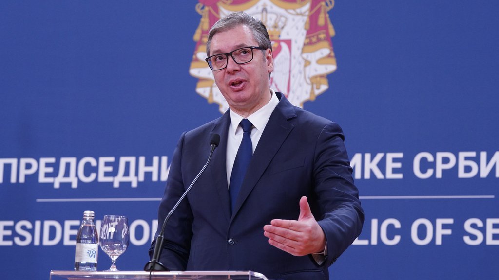 VUČIĆ O OBOJENOJ REVOLUCIJI: Problem je što žive drugu društvenu realnost, van normi, van zakona