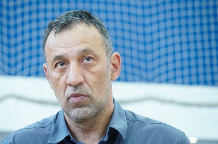Vlade Divac uhvaćen sa štakama! Susret sa Bogdanom u Crnoj Gori zabrinuo fanove – slika govori više od reči! (FOTO)