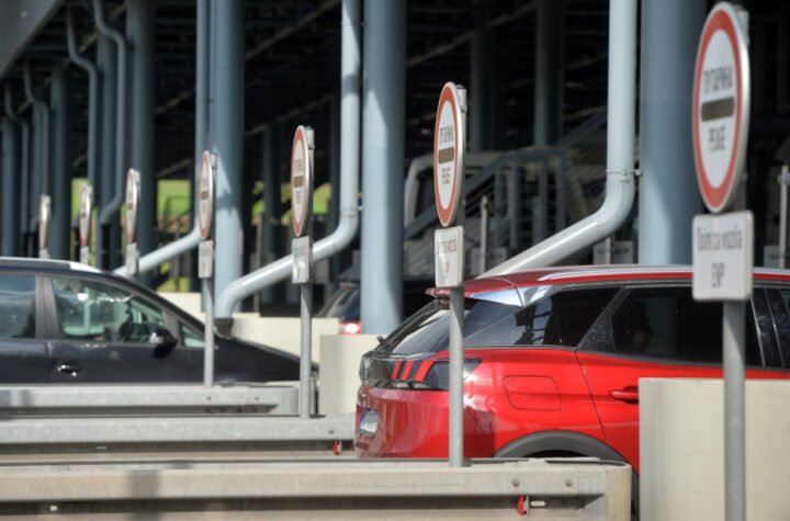 ZA ABLENDOVANJE KAZNA 260 EVRA, NAPLAĆUJU ČAK I AKO OSTAVITE OTVOREN PROZOR NA AUTOMOBILU! Detaljan spisak saobraćajnih prekršaja u Hrvatskoj