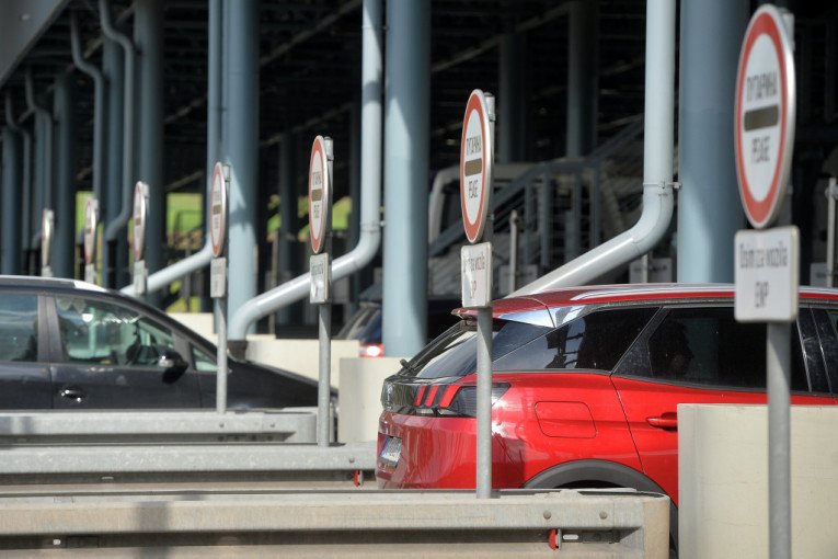 ZA ABLENDOVANJE KAZNA 260 EVRA, NAPLAĆUJU ČAK I AKO OSTAVITE OTVOREN PROZOR NA AUTOMOBILU! Detaljan spisak saobraćajnih prekršaja u Hrvatskoj
