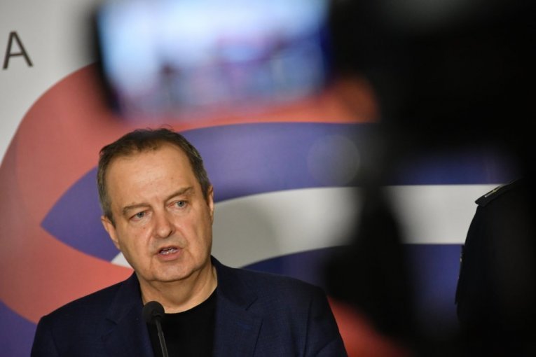 "38 LICA UHAPŠENO, 6 POLICAJACA POVREĐENO" Dačić: "Demonstranti u Beogradu došli maskirani sa štanglama i motkama i namerom da povrede policajce"
