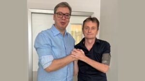 'NAŠ DARKO UPRAVO NAPUŠTA BOLNICU' Vučić objavio fotografiju sa Glišićem, ministar stao na noge posle moždanog udara