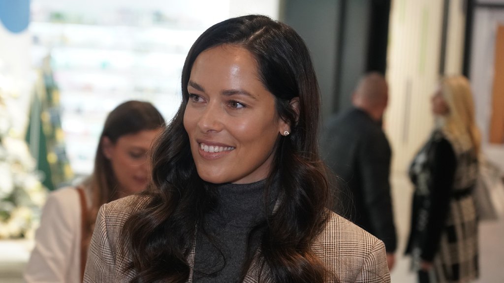 ANA IVANOVIĆ ZAPALILA DRUŠTVENE MREŽE NAKON RAZVODA! Pojavila se zajedno sa kumom u nikada IZAZOVNIJEM izdanju i pokazala koliko uživa u životu bez Ba