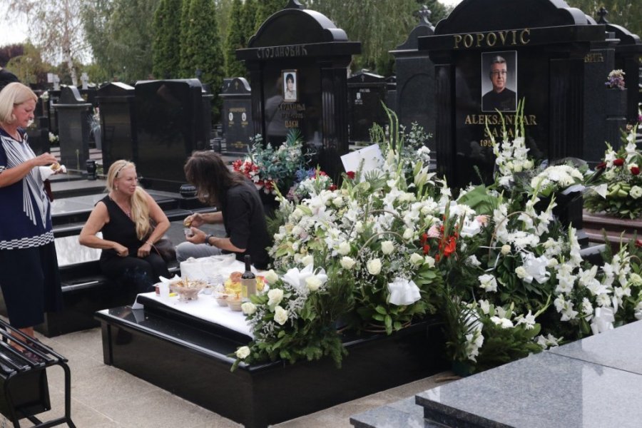 ANA NIKOLIĆ ĆE DOŽIVETI FRAS! Rale nakon skandala sa pevačicom koketirao sa misterioznom plavušom na Popovićevom grobu! (FOTO)