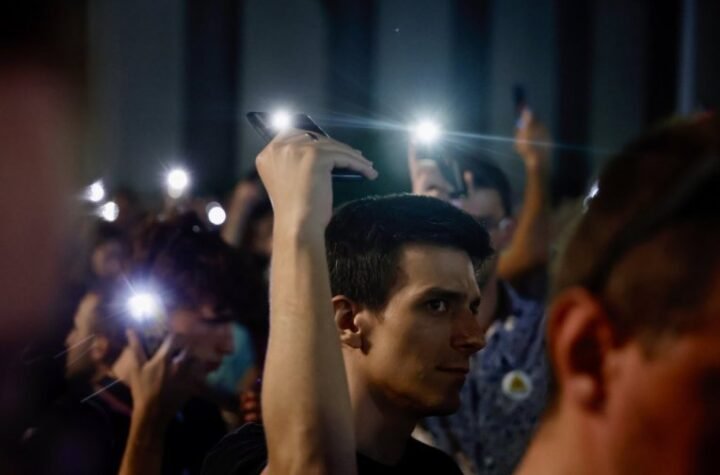 BLOKADERI FIZIČKI NAPALI NOVINARKU! Pokazali svoje pravo lice i UDARILI NA ŽENU