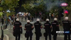 BLOKADERI MEĐUNARODNI NASILNICI: Koriste priručnike iz inostranstva za sprovođenje nasilnih protesta (FOTO)
