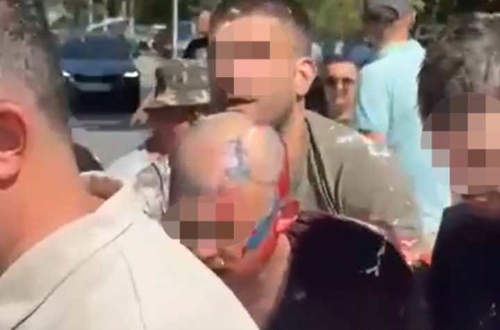 BLOKADERI NAPALI PALICAMA GRAĐANE NOVOG SADA! Prvo su im smetale trobojke na Limanu, a sad su počeli da biju i ljude (FOTO)