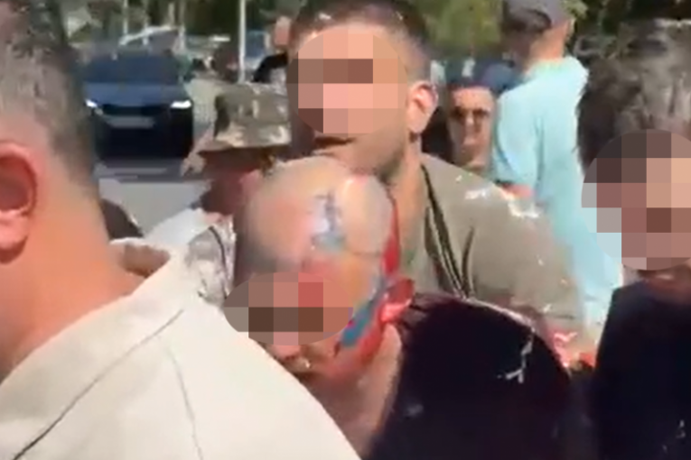 BLOKADERI NAPALI PALICAMA GRAĐANE NOVOG SADA! Prvo su im smetale trobojke na Limanu, a sad su počeli da biju i ljude (FOTO)