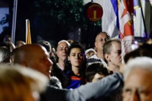 BLOKADERI PRIZIVAJU SMRT DARKU GLIŠIĆU! POVREĐEN GRADSKI ODBORNIK! Oštećena privatna imovina, stravične scene na Novom Beogradu