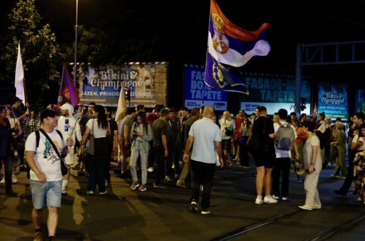 BLOKADERI ŽELE DA IZAZOVU FIZIČKI SUKOB! BAČEN TOPOVSKI UDAR! Mirni građani se okupili kako bi sprečili najgore: "Devet meseci oni maltretiraju narod, MI SMO TU DA BRANIMO"
