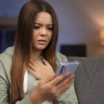 DA LI STE NEKADA PRIMETILI ZELENU LAMPICU NA SVOM MOBILNOM TELEFONU? Moguće je da vas neko špijunira! MORATE ODMAH REAGOVATI!