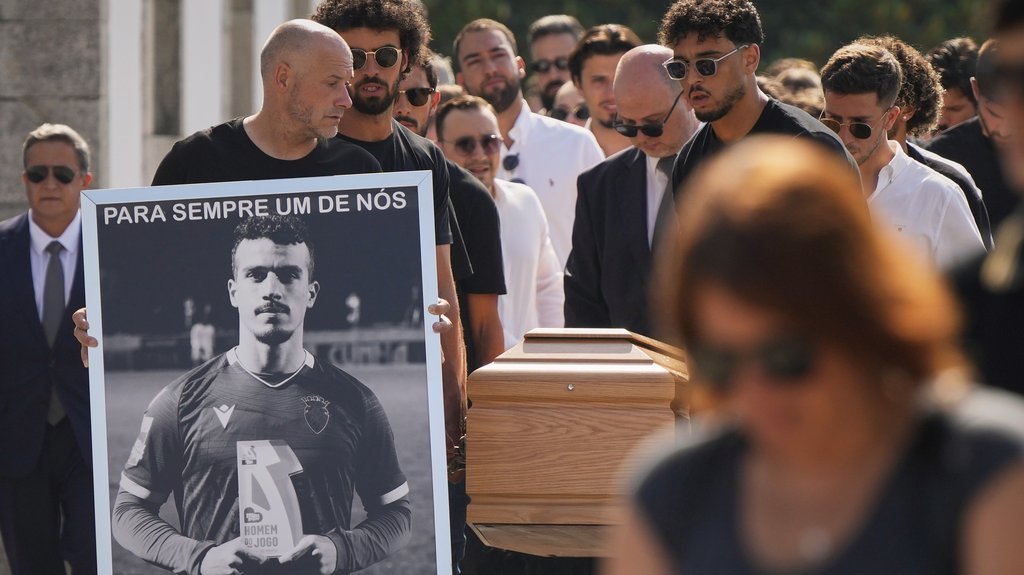 DA SE NAJEŽIŠ! Tetovaža fudbalera Liverpula posvećena Diogu Žoti tera suze na oči! Srceparajuća poruka obišla planetu! (FOTO)