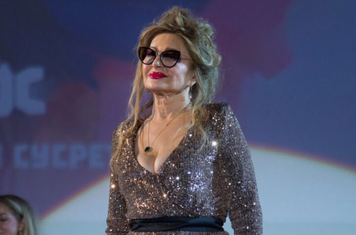 DANICA MAKSIMOVIĆ SA 72 GODINE GRMI U KUPAĆEM! Mreže gore: "Predivna ženo, godine ti ne mogu ništa!" (FOTO)