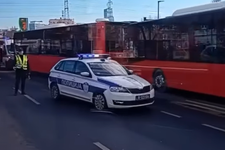 DIREKTAN SUDAR AUTOMOBILA I AUTOBUSA U ZEMUNU! jedna osoba povređena: Delovi rasuti po putu! (FOTO)