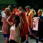 ESKALACIJA BLOKADERSKOG NASILJA PROTIV MIRNIH GRAĐANA! Počele da lete flaše i kamenice - POGOĐEN NOVINAR!