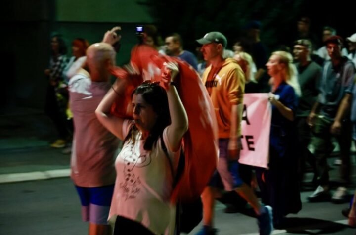 ESKALACIJA BLOKADERSKOG NASILJA PROTIV MIRNIH GRAĐANA! Počele da lete flaše i kamenice - POGOĐEN NOVINAR!