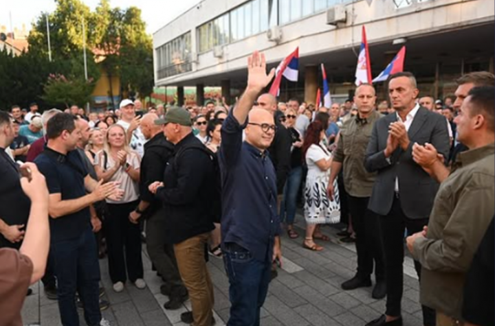"EVO KAKO IZGLEDA OKUPLJANJE VEĆINSKE I PRISTOJNE SRBIJE!" Vučević bio na skupu u Pančevu! (FOTO)
