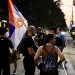 HAOS NA ZVEZDARI! Blokaderi navukli fantomke i razbijaju prostorije SNS!
